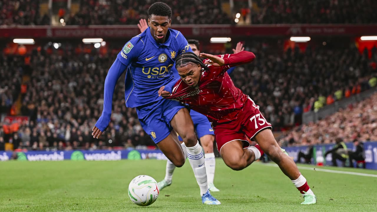 Duel pemain Liverpool dan Chelsea dalam laga Carabao Cup di Anfield.
