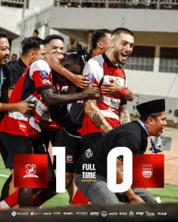 Pemain Madura United merayakan gol kemenangan 1-0 atas Persib Bandung di Stadion Gelora Madura Ratu Pamelingan