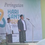 Kepala Kemenag Kota Surabaya Muhammad Muslim berpidato di depan backdrop Hari Santri 2026 saat apel di MAN Kota Surabaya