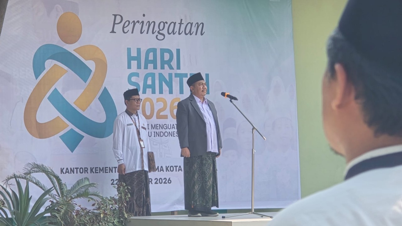 Kepala Kemenag Kota Surabaya Muhammad Muslim berpidato di depan backdrop Hari Santri 2026 saat apel di MAN Kota Surabaya