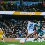 Pemain Manchester City melepaskan tembakan ke gawang Brighton di Etihad Stadium.