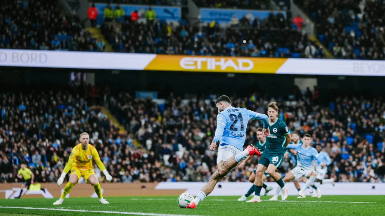 Pemain Manchester City melepaskan tembakan ke gawang Brighton di Etihad Stadium.