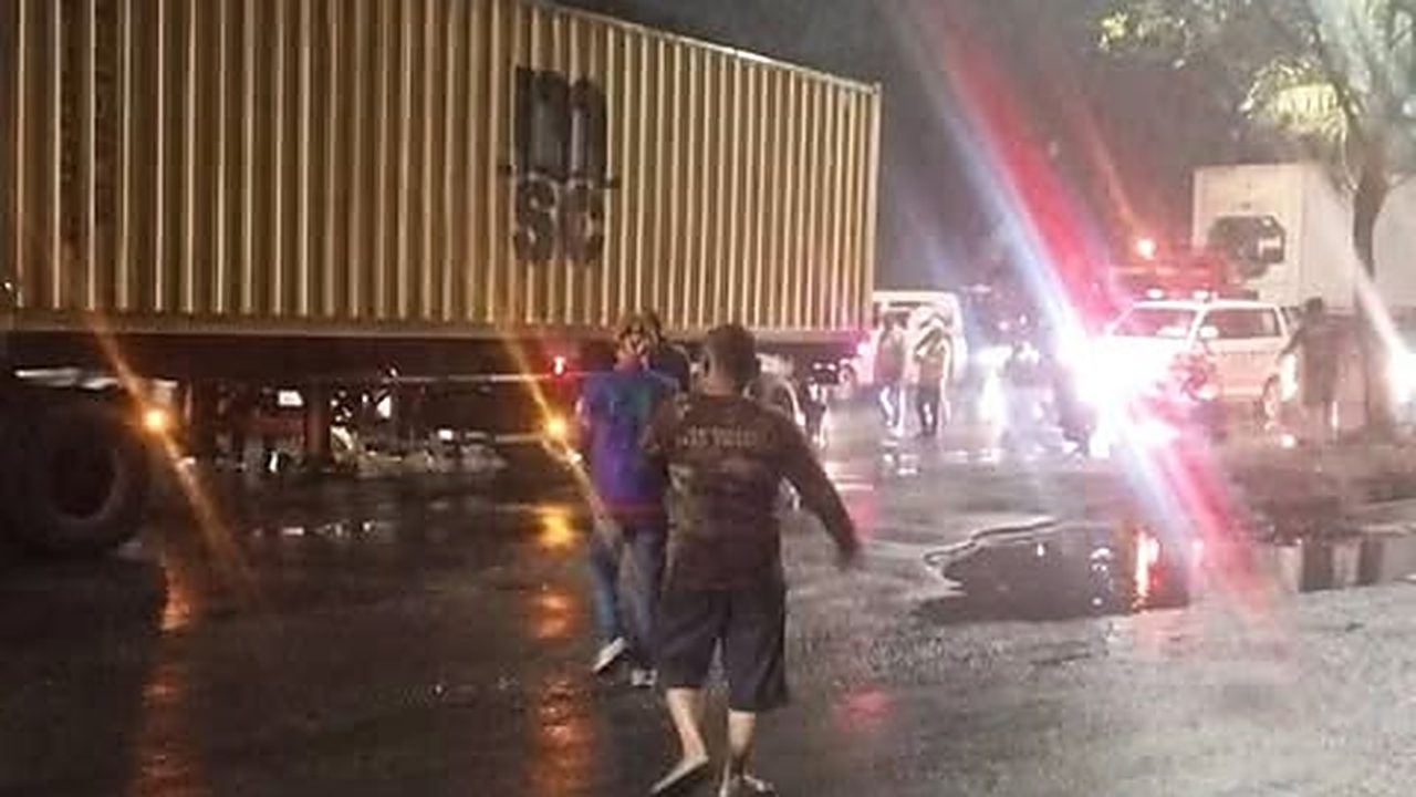 Truk kontainer di Jalan Margomulyo Surabaya pada malam hari setelah kecelakaan.