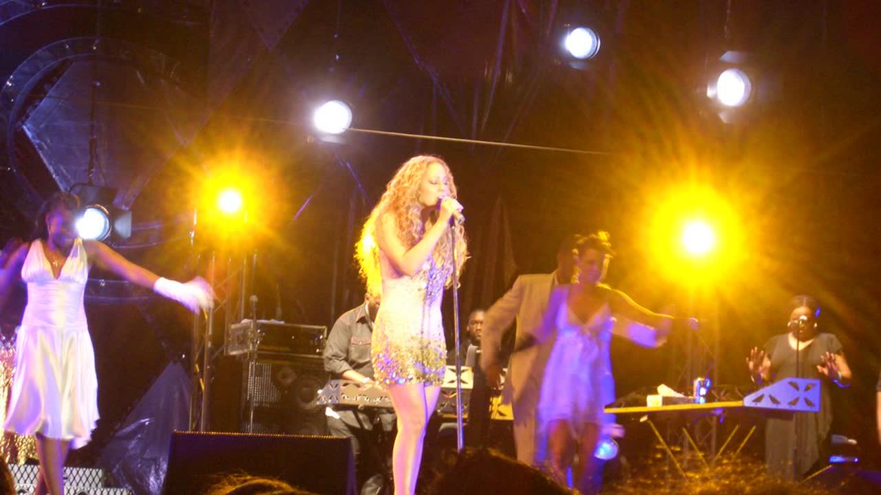 Mariah Carey tampil bernyanyi di atas panggung dalam konser tahun 2005.