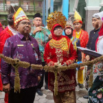 Kepala Kemenag Kota Surabaya Muhammad Muslim dan Kepala MTsN 1 Surabaya Asmiati di Matsanesa Kreatif Expo dan Edu Fair.