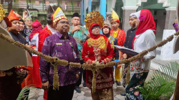 Kepala Kemenag Kota Surabaya Muhammad Muslim dan Kepala MTsN 1 Surabaya Asmiati di Matsanesa Kreatif Expo dan Edu Fair.