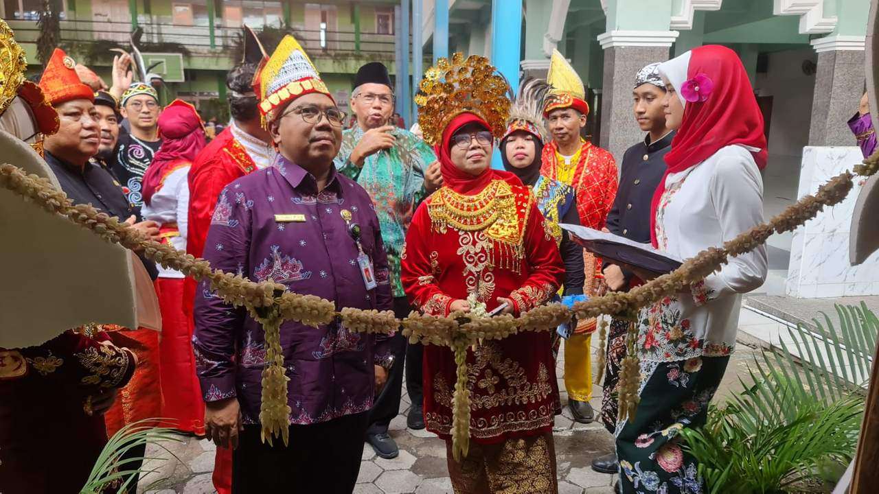 Kepala Kemenag Kota Surabaya Muhammad Muslim dan Kepala MTsN 1 Surabaya Asmiati di Matsanesa Kreatif Expo dan Edu Fair.