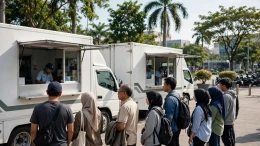 Warga mengantre di depan mobil layanan Samsat dan SIM keliling di Surabaya