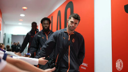 Christian Pulisic dan Yunus Musah berjalan di lorong San Siro sebelum laga AC Milan vs Bologna.