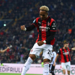 Omari Hutchinson merayakan gol ke gawang Udinese — Udinese AC Milan 0-2