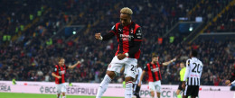 Omari Hutchinson merayakan gol ke gawang Udinese — Udinese AC Milan 0-2