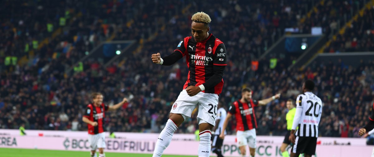 Omari Hutchinson merayakan gol ke gawang Udinese — Udinese AC Milan 0-2