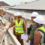 Wabup Sidoarjo Mimik Idayana saat menyidak pembangunan lantai tiga Gedung Mawar Merah Putih RSUD R.T. Notopuro, Senin 26 Oktober 2026.