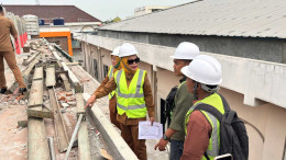 Wabup Sidoarjo Mimik Idayana saat menyidak pembangunan lantai tiga Gedung Mawar Merah Putih RSUD R.T. Notopuro, Senin 26 Oktober 2026.