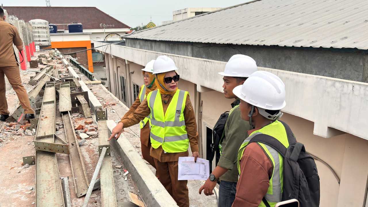Wabup Sidoarjo Mimik Idayana saat menyidak pembangunan lantai tiga Gedung Mawar Merah Putih RSUD R.T. Notopuro, Senin 26 Oktober 2026.