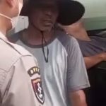 Petugas polisi berpatch SPKT berdiri di samping mobil pickup hitam tempat seorang pria ditemukan meninggal di Surabaya