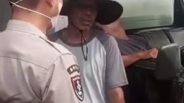 Petugas polisi berpatch SPKT berdiri di samping mobil pickup hitam tempat seorang pria ditemukan meninggal di Surabaya