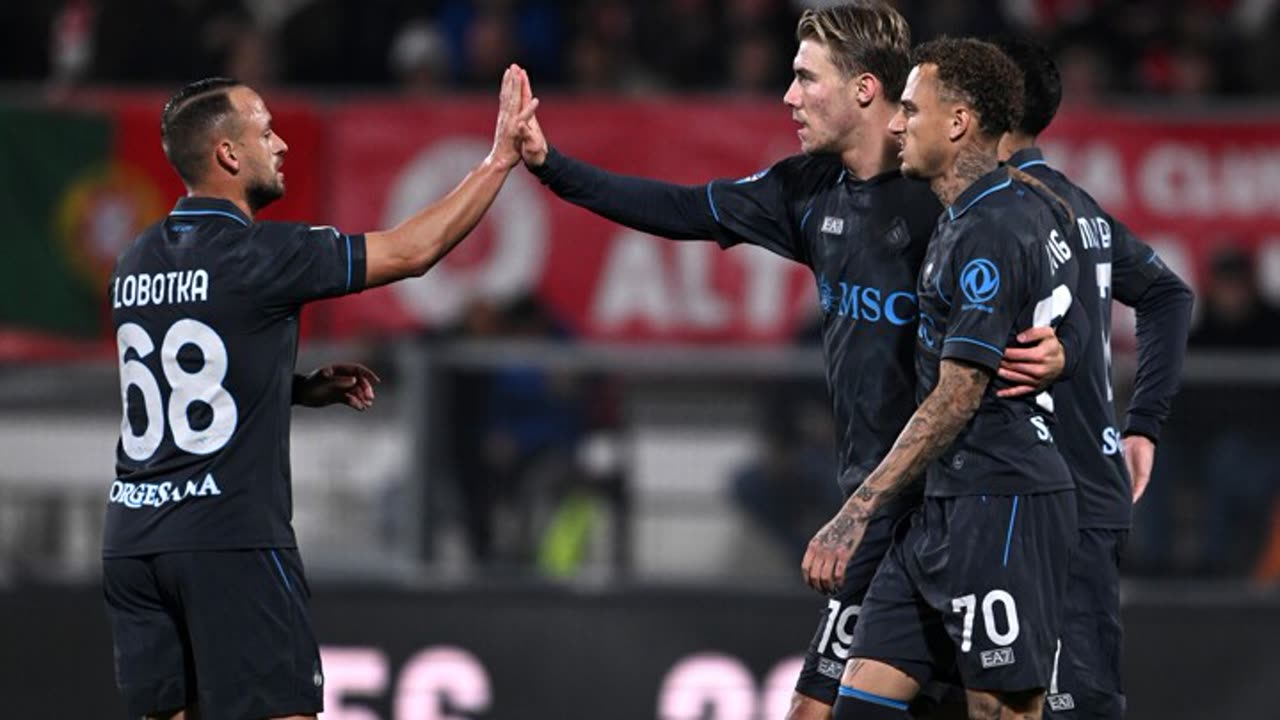 Para pemain Napoli merayakan gol ke gawang Monza di U-Power Stadium.