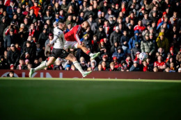 MU vs Bournemouth 0-3: Bryan Mbeumo melepaskan tembakan ke gawang Bournemouth di Old Trafford