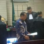 Nurkholis, mantan Kepala Dinas ESDM Jawa Timur, usai menjadi saksi dalam sidang perkara dugaan pungli perizinan Dinas ESDM Jatim di Pengadilan Tipikor Surabaya. Foto: (Din)
