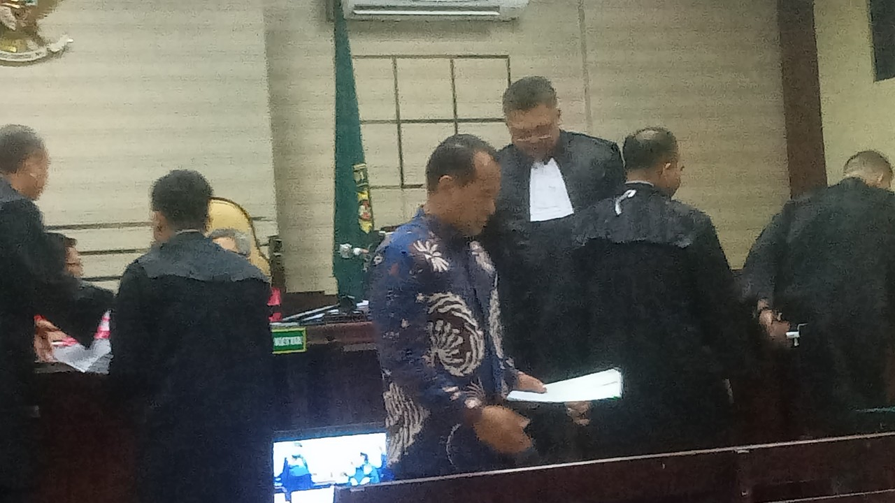 Nurkholis, mantan Kepala Dinas ESDM Jawa Timur, usai menjadi saksi dalam sidang perkara dugaan pungli perizinan Dinas ESDM Jatim di Pengadilan Tipikor Surabaya. Foto: (Din)