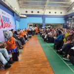Pekerja Pelindo Regional 3 mendonorkan darah dalam kegiatan donor darah bersama PMI Surabaya.