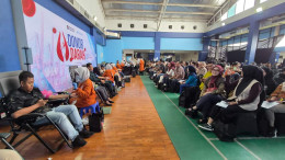 Pekerja Pelindo Regional 3 mendonorkan darah dalam kegiatan donor darah bersama PMI Surabaya.