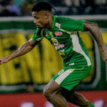 Pemain Persebaya nomor 10 menggiring bola pada laga melawan Persijap di Stadion Gelora Bung Tomo.