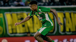 Pemain Persebaya nomor 10 menggiring bola pada laga melawan Persijap di Stadion Gelora Bung Tomo.