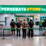 Peresmian gerai Persebaya Store by AZA di Lobby Terminal 1C Bandara Internasional Juanda, ditandai pemotongan pita hijau oleh sejumlah perwakilan di depan toko.