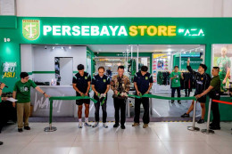 Peresmian gerai Persebaya Store by AZA di Lobby Terminal 1C Bandara Internasional Juanda, ditandai pemotongan pita hijau oleh sejumlah perwakilan di depan toko.