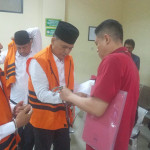 Terdakwa perkara hibah pokir mengenakan rompi oranye di Pengadilan Tipikor Surabaya.