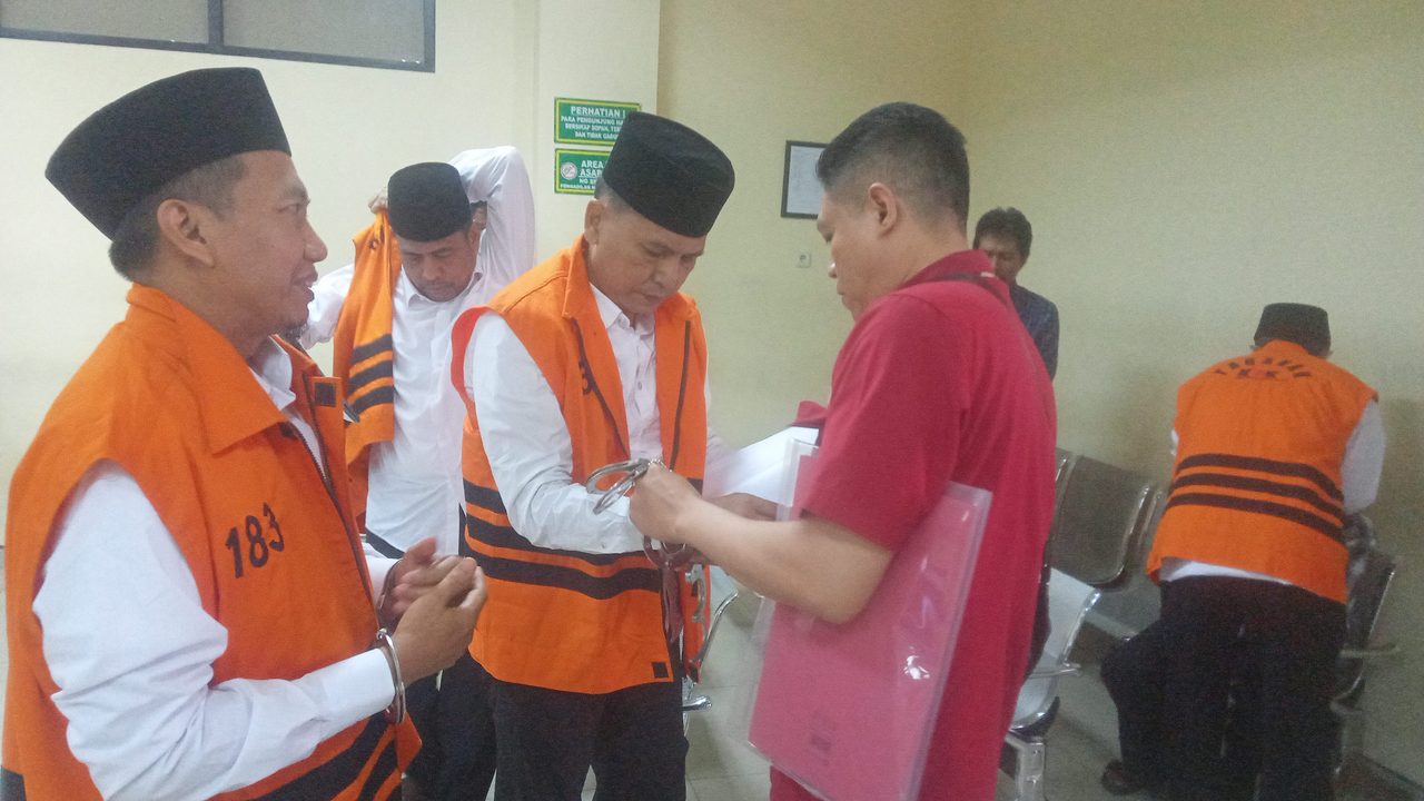 Terdakwa perkara hibah pokir mengenakan rompi oranye di Pengadilan Tipikor Surabaya.