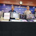 Petugas Polda Jatim menunjukkan barang bukti dugaan peredaran data KTP dan KK dalam konferensi pers di Surabaya.