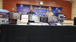 Petugas Polda Jatim menunjukkan barang bukti dugaan peredaran data KTP dan KK dalam konferensi pers di Surabaya.