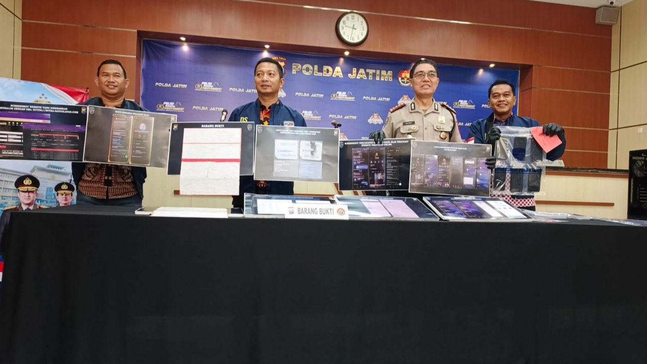 Petugas Polda Jatim menunjukkan barang bukti dugaan peredaran data KTP dan KK dalam konferensi pers di Surabaya.