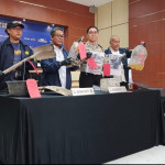 Petugas menunjukkan barang bukti kasus pembunuhan di Madiun dalam konferensi pers Polda Jatim.