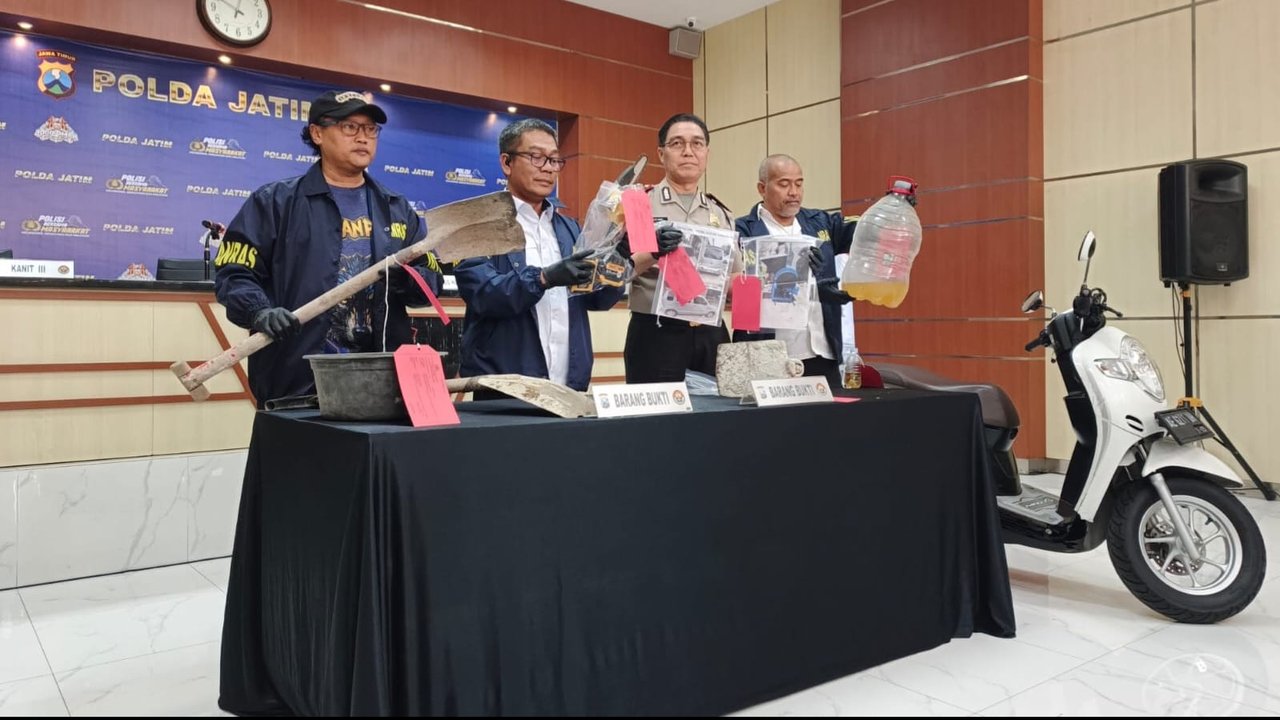Petugas menunjukkan barang bukti kasus pembunuhan di Madiun dalam konferensi pers Polda Jatim.
