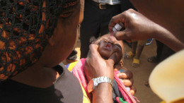 Seorang anak menerima vaksin polio tetes (OPV)