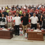 Skuad tim sepak bola Kota Surabaya untuk Popda Jatim 2026 berfoto bersama pengurus PSSI Kota Surabaya dan ofisial di Untag Surabaya