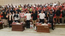 Skuad tim sepak bola Kota Surabaya untuk Popda Jatim 2026 berfoto bersama pengurus PSSI Kota Surabaya dan ofisial di Untag Surabaya