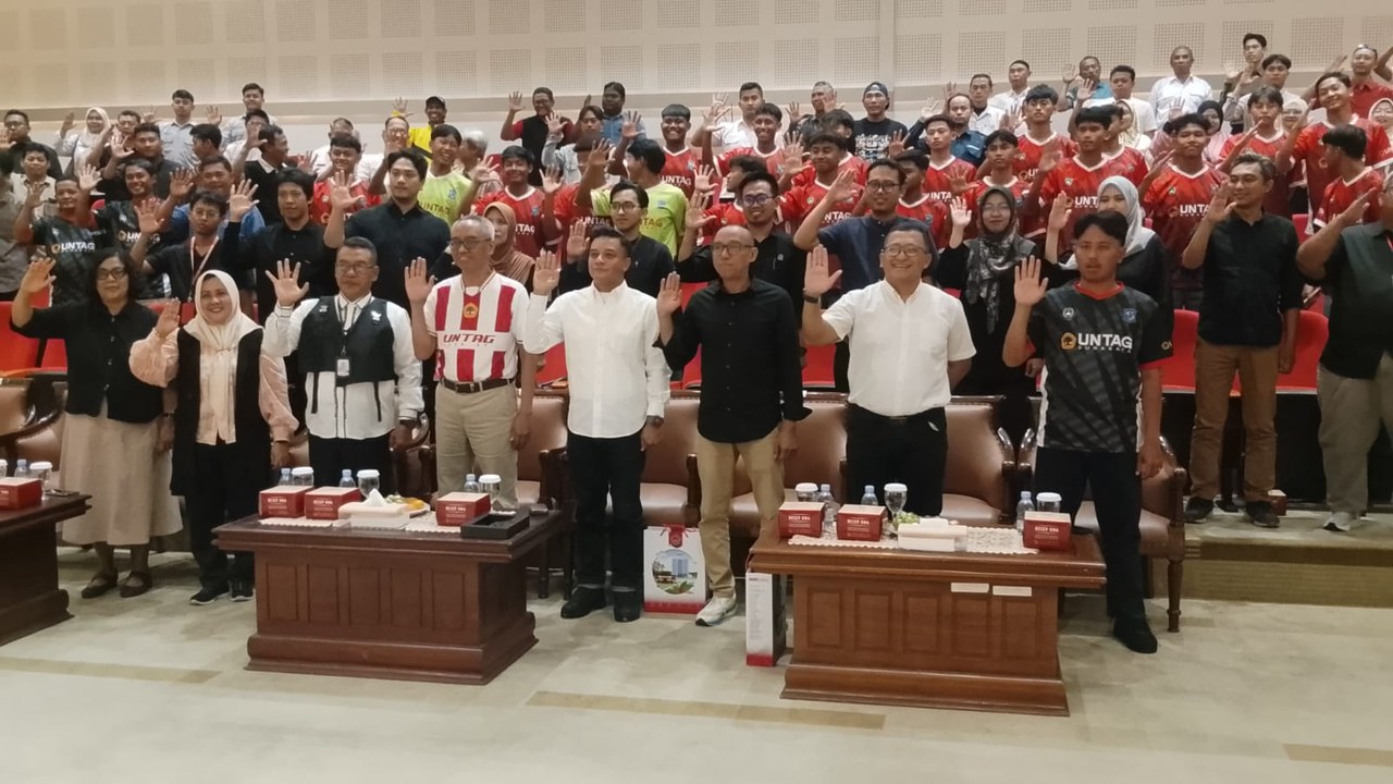 Skuad tim sepak bola Kota Surabaya untuk Popda Jatim 2026 berfoto bersama pengurus PSSI Kota Surabaya dan ofisial di Untag Surabaya
