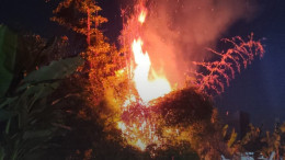 Kobaran api kebakaran lahan di Lambangan, Wonoayu, Sidoarjo, Senin malam