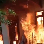 Api membesar dari jendela rumah yang terbakar di Jl. Kutisari IV/V — kebakaran Kutisari Surabaya, Selasa 20 Oktober 2026