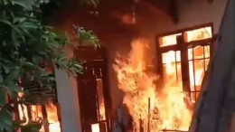 Api membesar dari jendela rumah yang terbakar di Jl. Kutisari IV/V — kebakaran Kutisari Surabaya, Selasa 20 Oktober 2026