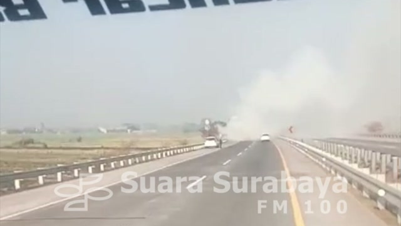 Tangkapan layar video dashcam kebakaran lahan Tol Mojokerto yang memperlihatkan asap putih tebal menutupi ruas tol arah Jombang di sekitar KM 708, Rabu pagi.
