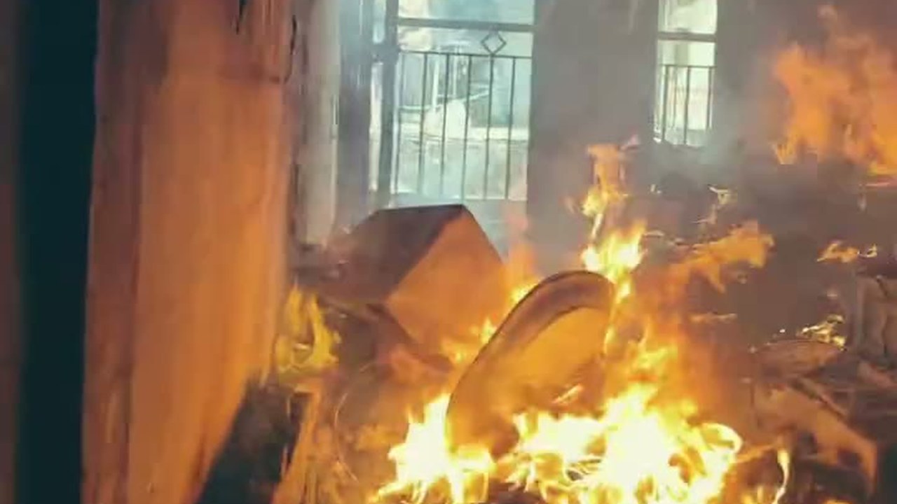 Kobaran api melalap ruangan kamar tidur di lantai 2 sebuah rumah di Jalan Kedinding Lor gang Kemuning, Tanah Kalikedinding, Surabaya