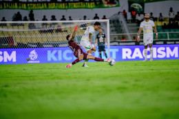 Pemain Persebaya Surabaya berduel dengan pemain PSM Makassar di Stadion Gelora B.J. Habibie Parepare