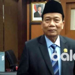Anggota Komisi E DPRD Jatim Dr Rasiyo di ruang kerjanya — mendukung larangan penahanan ijazah siswa dan meminta Dinas Pendidikan Jatim menyisir sekolah yang belum menyerahkan ijazah lulusan