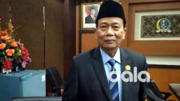 Anggota Komisi E DPRD Jatim Dr Rasiyo di ruang kerjanya — mendukung larangan penahanan ijazah siswa dan meminta Dinas Pendidikan Jatim menyisir sekolah yang belum menyerahkan ijazah lulusan